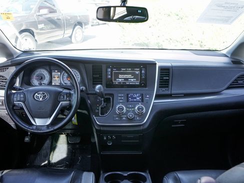 Used 2016 Toyota Sienna SE image 29