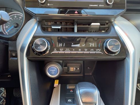 Certified 2021 Toyota Venza LE image 30