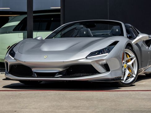 Used 2022 Ferrari F8 Tributo image 3
