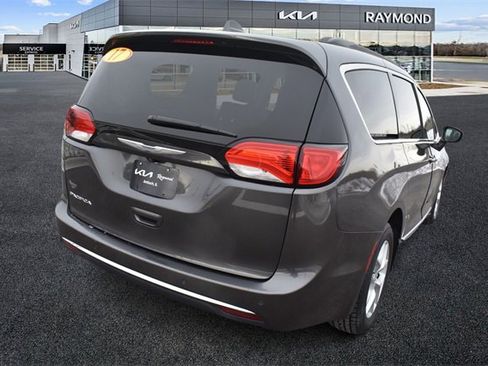 Used 2017 Chrysler Pacifica Touring-L w/ Tire & Wheel Group image 3