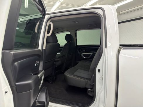 Used 2018 Nissan Titan SV image 23