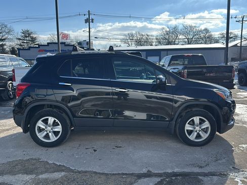 Used 2020 Chevrolet Trax LT w/ LT Convenience Package image 9