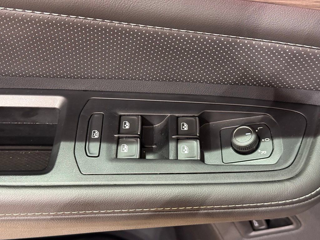 Used 2025 Volkswagen Atlas SEL AWD/4WD image 16