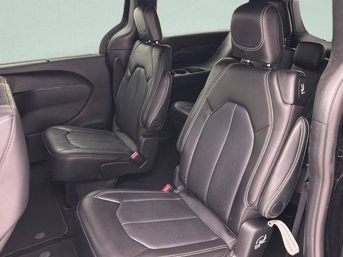 Used 2025 Chrysler Pacifica Select FWD image 9