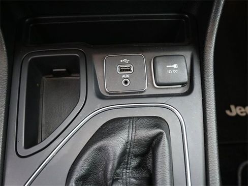 Used 2019 Jeep Cherokee Latitude Plus image 9