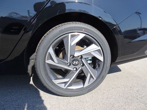 New 2025 Hyundai Elantra SEL image 3