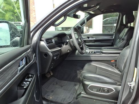 Used 2022 Jeep Wagoneer Series II AWD/4WD image 9
