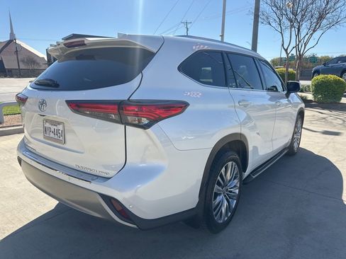 Used 2021 Toyota Highlander Platinum image 10