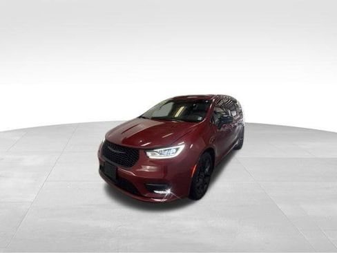 Certified 2025 Chrysler Pacifica Limited FWD image 3