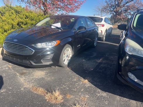 Used 2019 Ford Fusion SE image 1