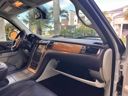 Used 2011 Cadillac Escalade Platinum image 55