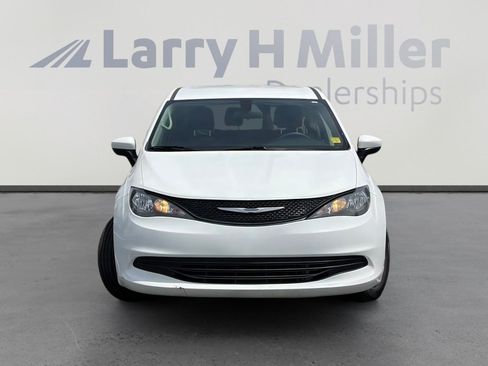 Used 2020 Chrysler Voyager L FWD image 4