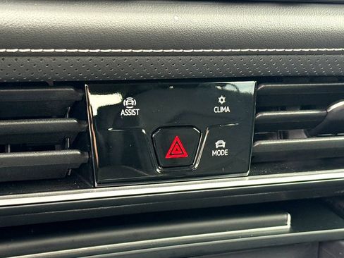 Certified 2025 Volkswagen Atlas SE FWD image 22