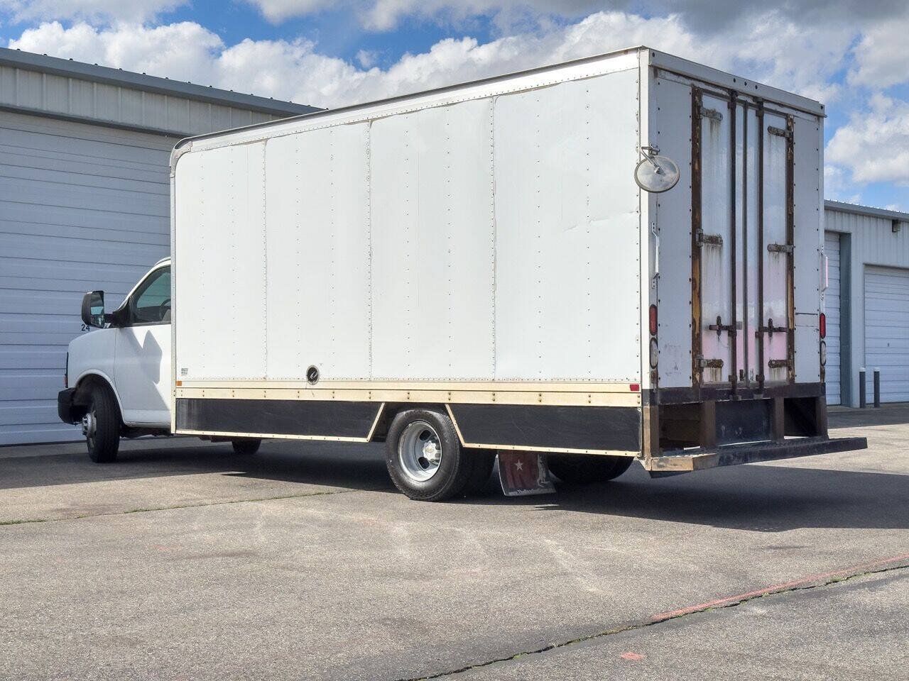 Used 2011 Chevrolet Express 3500 Extended RWD image 9