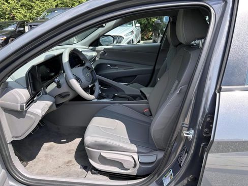 Used 2025 Hyundai Elantra Sport FWD image 11