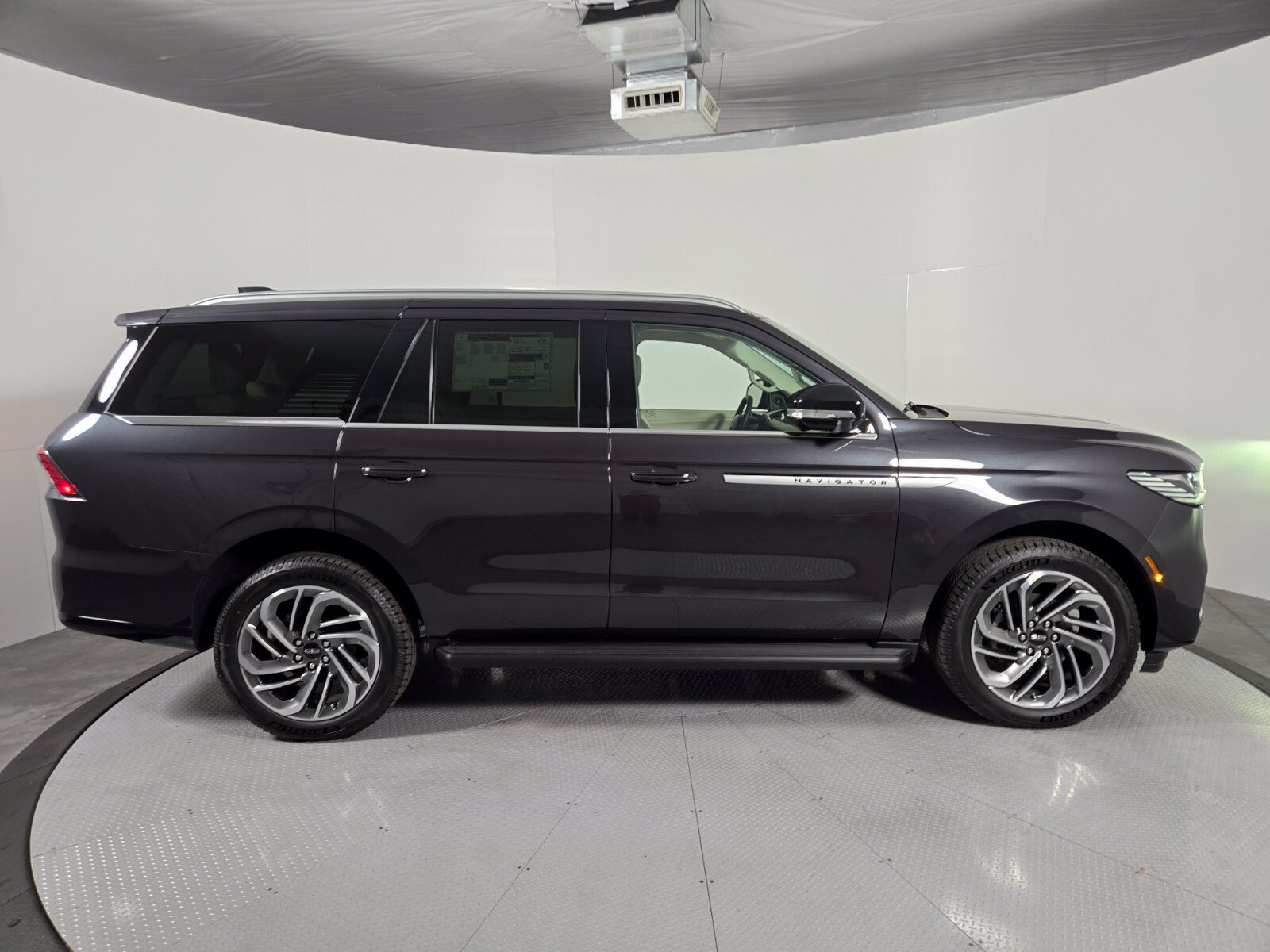 New 2027 Lincoln Navigator Premiere AWD/4WD image 3