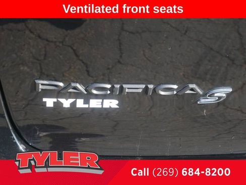 Certified 2025 Chrysler Pacifica Limited image 14