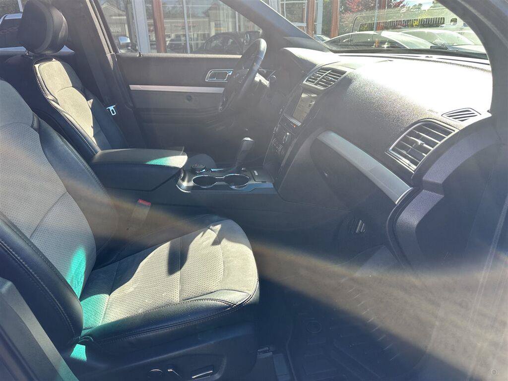 Used 2017 Ford Explorer XLT w/ Equipment Group 202A AWD/4WD image 8