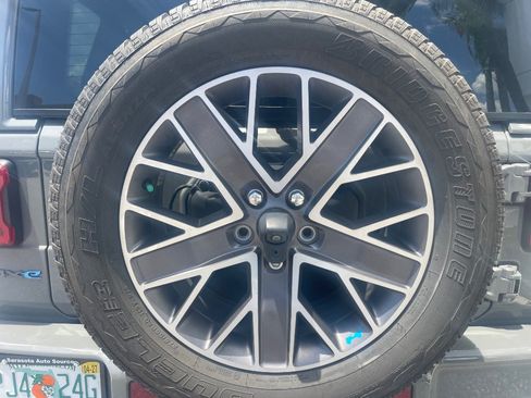 Used 2023 Jeep Wrangler Unlimited Sahara AWD/4WD image 31