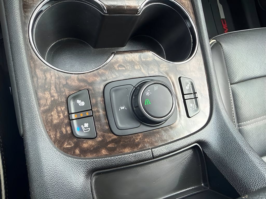 Used 2021 GMC Acadia Denali w/ Denali Technology Package FWD image 16