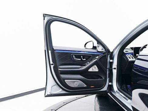 Used 2025 Mercedes-Benz Maybach S 580 4MATIC image 41