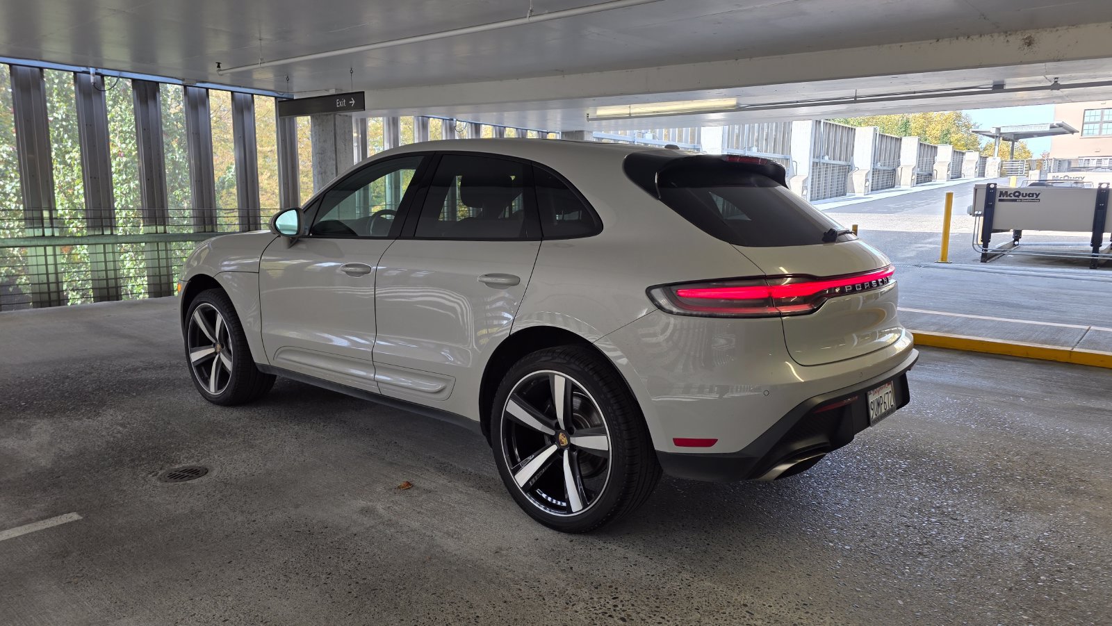Used 2025 Porsche Macan AWD/4WD image 3