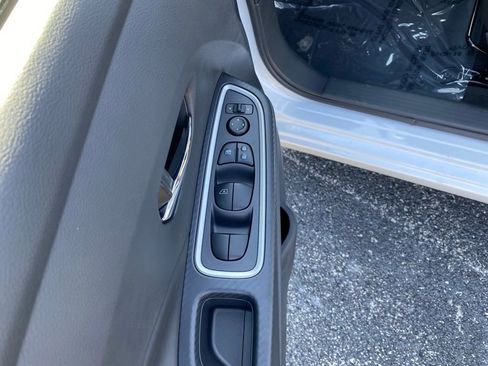 New 2025 Nissan Versa SR w/ Trunk Package image 13