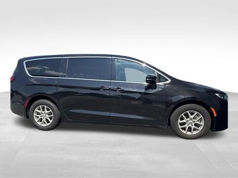 Used 2025 Chrysler Pacifica Select FWD image 2