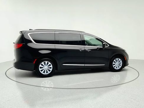 Used 2017 Chrysler Pacifica Touring-L FWD image 6