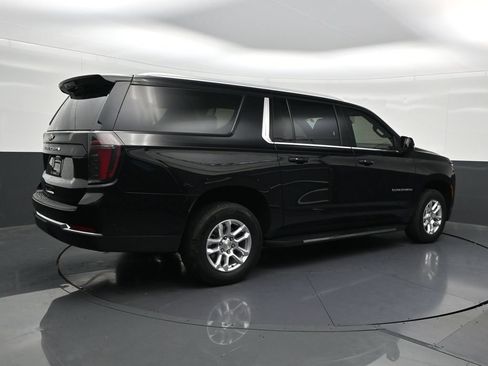Used 2025 Chevrolet Suburban LS RWD image 5