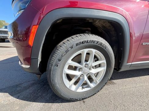 Used 2023 Jeep Grand Cherokee L Laredo image 27