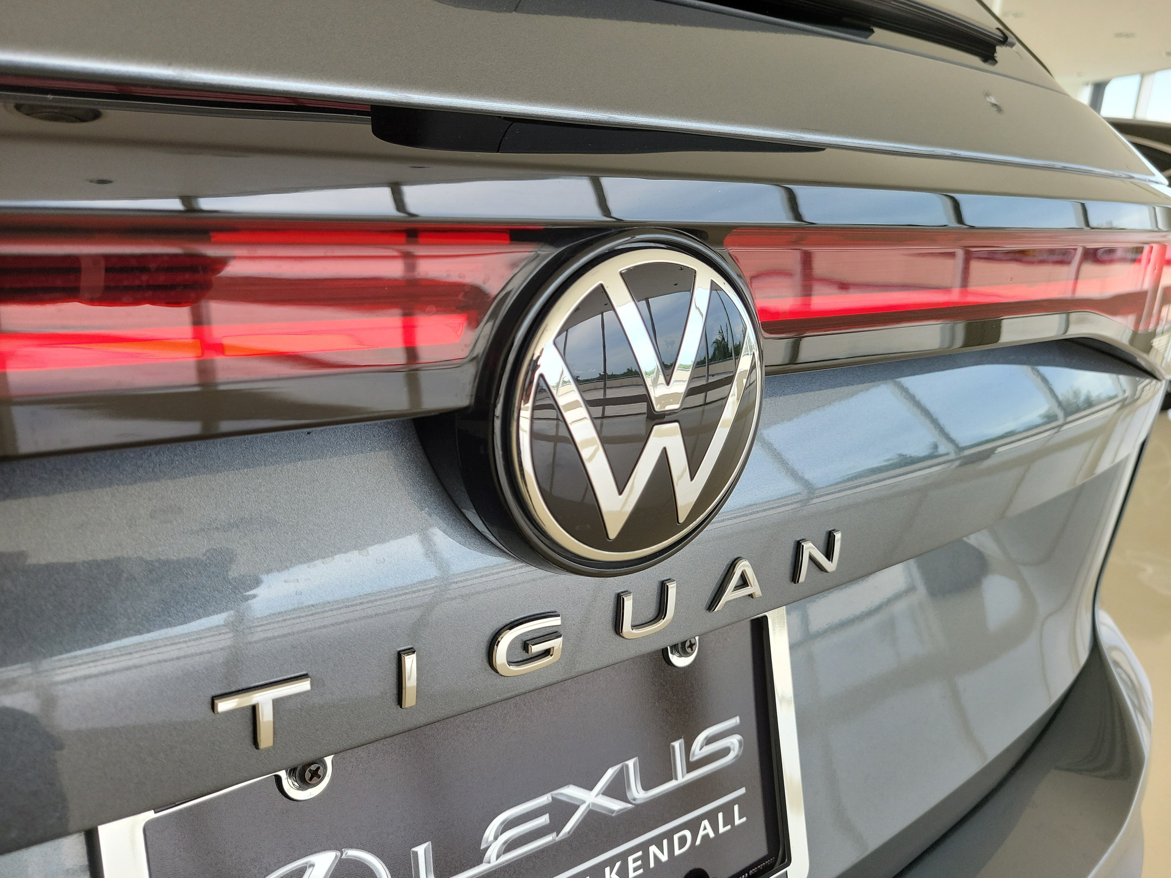 Used 2025 Volkswagen Tiguan SE FWD image 11