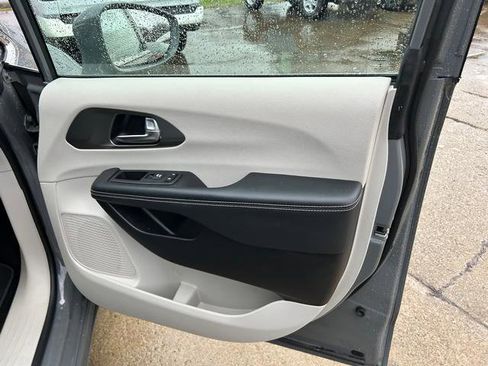 Certified 2022 Chrysler Pacifica Touring-L image 22