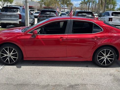 Used 2023 Toyota Camry SE image 4