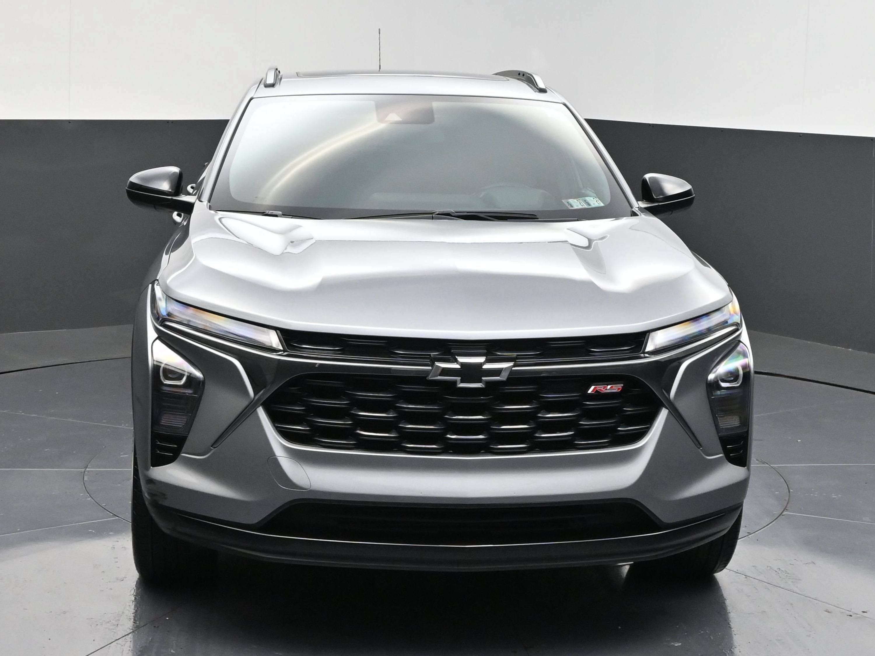 Used 2025 Chevrolet Trax RS w/ Sunroof Package FWD image 3