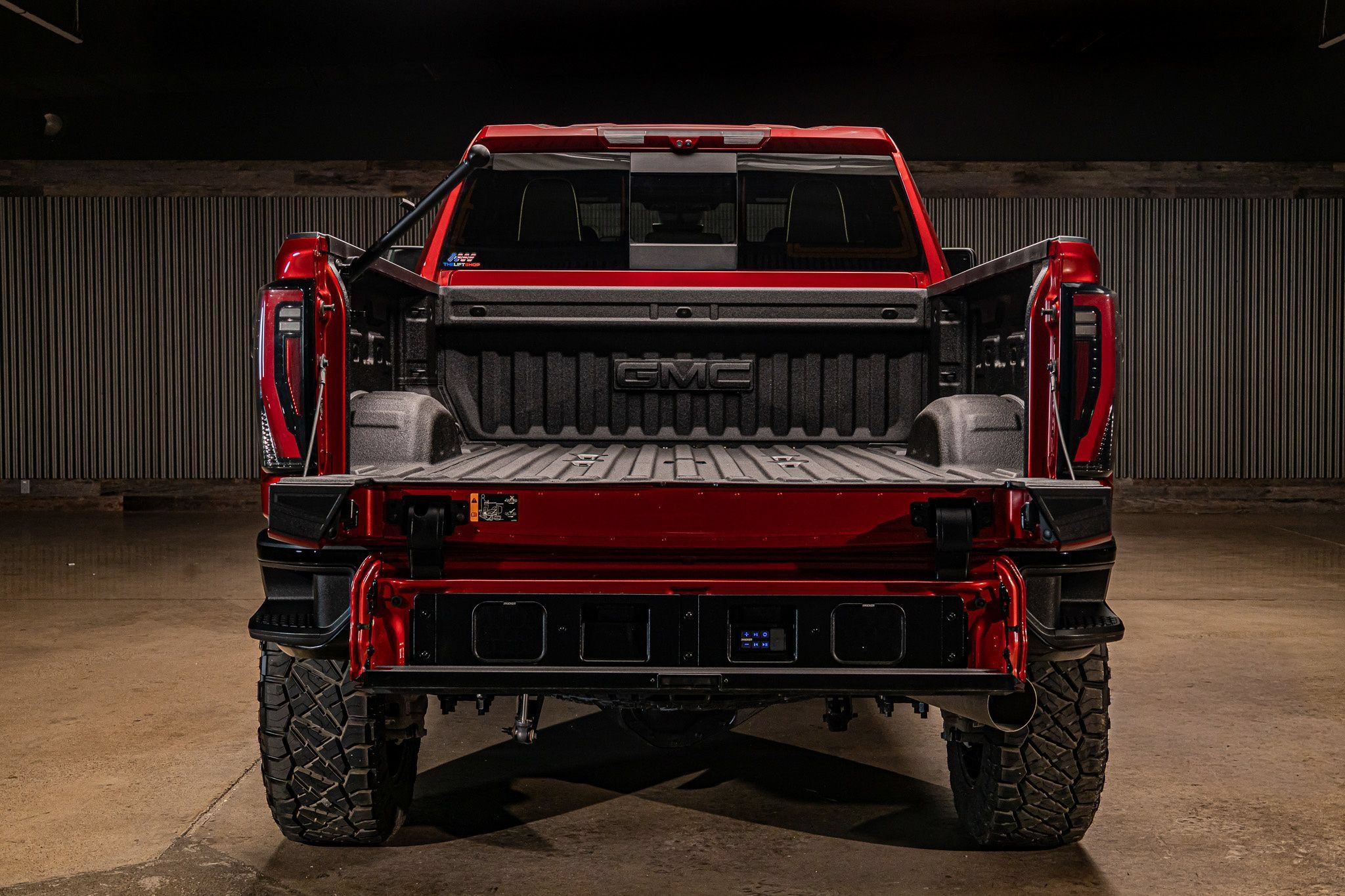 Used 2025 GMC Sierra 2500 AT4X AWD/4WD image 9