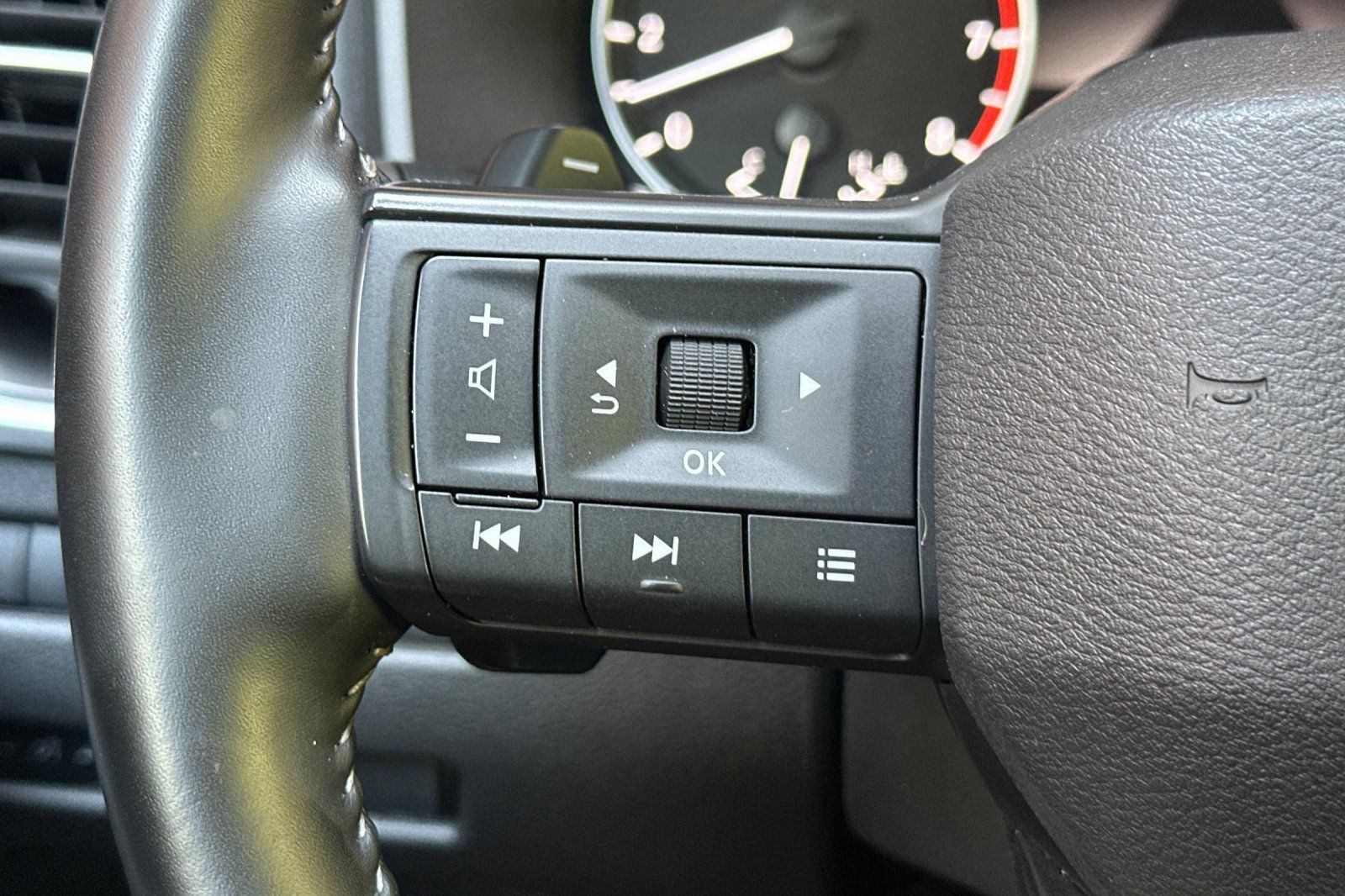 Used 2025 Nissan Rogue SV FWD image 31