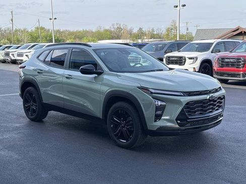 Used 2024 Chevrolet Trax ACTIV w/ Sunroof Package FWD image 2