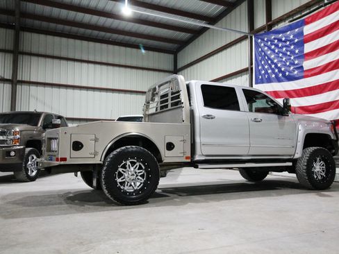 Used 2018 GMC Sierra 2500 Denali w/ Duramax Plus Package AWD/4WD image 12
