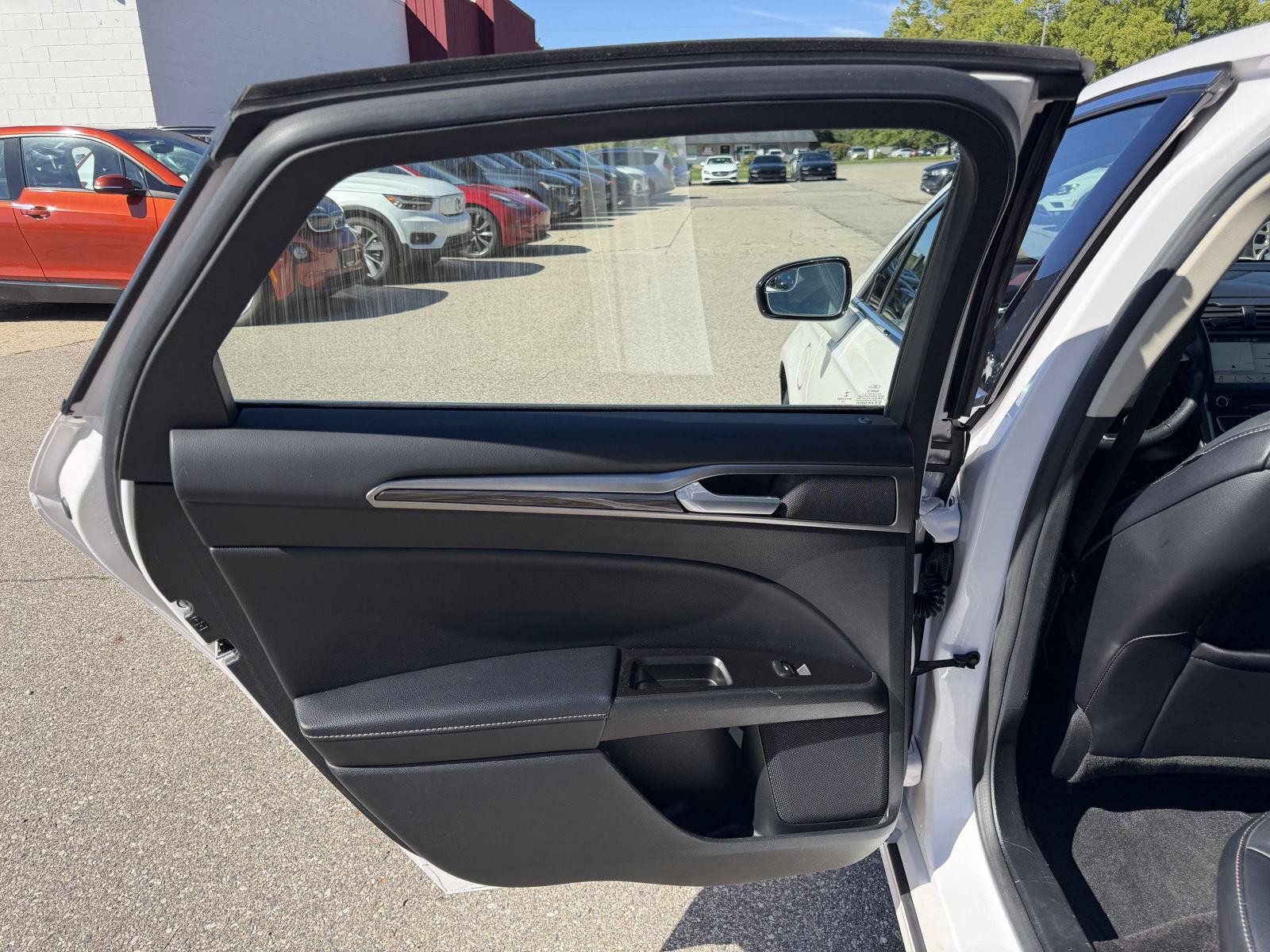 Used 2017 Ford Fusion Energi SE FWD image 21
