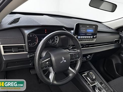 Used 2024 Mitsubishi Outlander SE Black Edition FWD image 15