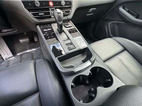 Certified 2025 Porsche Macan AWD/4WD image 34