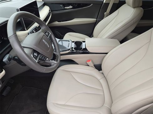 Used 2023 Lincoln Nautilus FWD w/ Premium Package image 13