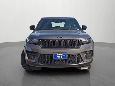 Used 2025 Jeep Grand Cherokee Altitude AWD/4WD image 2