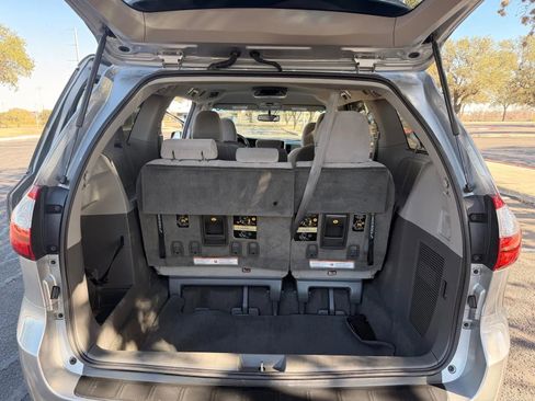 Used 2017 Toyota Sienna LE image 6