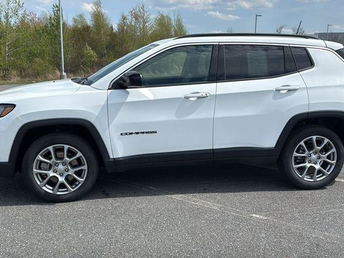 Used 2024 Jeep Compass Latitude AWD/4WD image 12