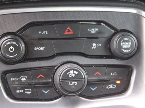 Used 2018 Dodge Challenger SXT image 33