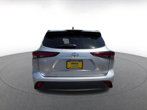 Used 2025 Toyota Highlander LE FWD image 12