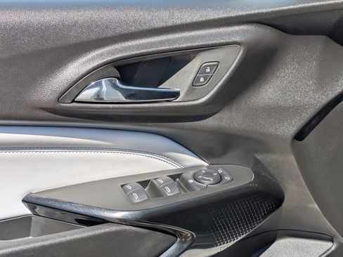 Used 2025 Chevrolet Trax LT w/ LT Convenience Package FWD image 13