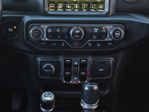 Used 2022 Jeep Wrangler Unlimited Sahara image 36